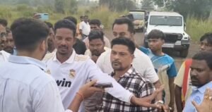 Adityapur News: आदित्यपुर में कचरा प्लांट पर घमासान, मीरूडीह में ग्रामीणों का विरोध; घंटों की नोकझोंक के बाद पहुंचे मेयर