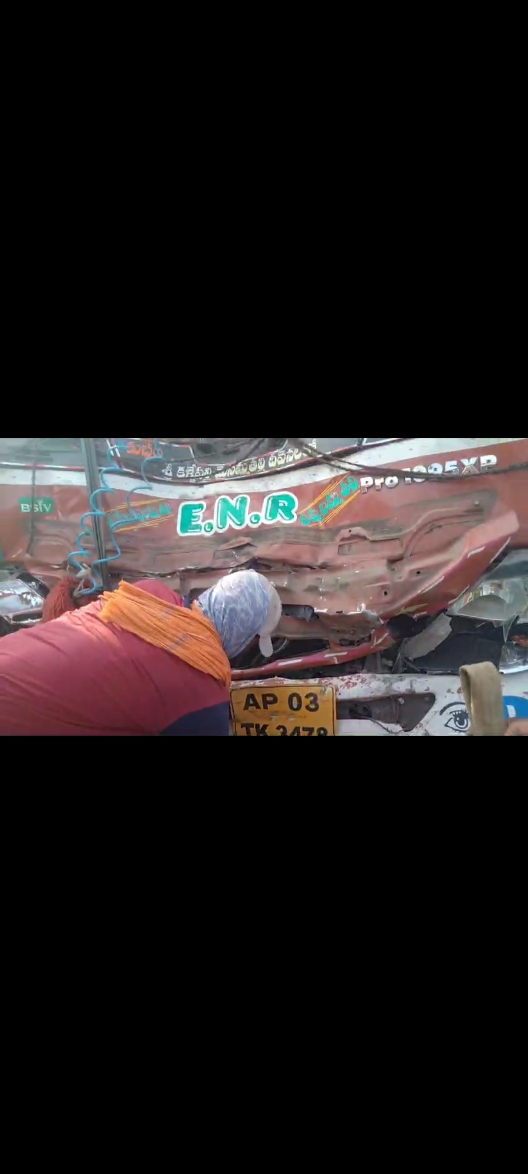 Saraikela News: NH-18 पर बच्चे को बचाने के चक्कर में भीषण टक्कर, अनियंत्रित टिप ट्रेलर खेत में घुसा, चालक घायल