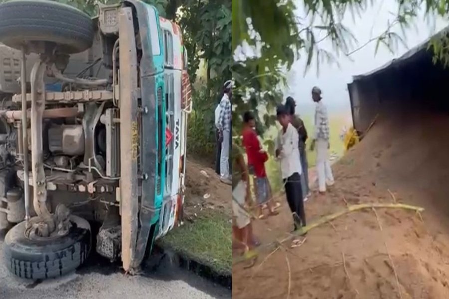 Seraikela News: सरायकेला में बालू लदा हाइवा पलटा, ग्रामीणों ने अवैध ढुलाई पर उठाए सवाल