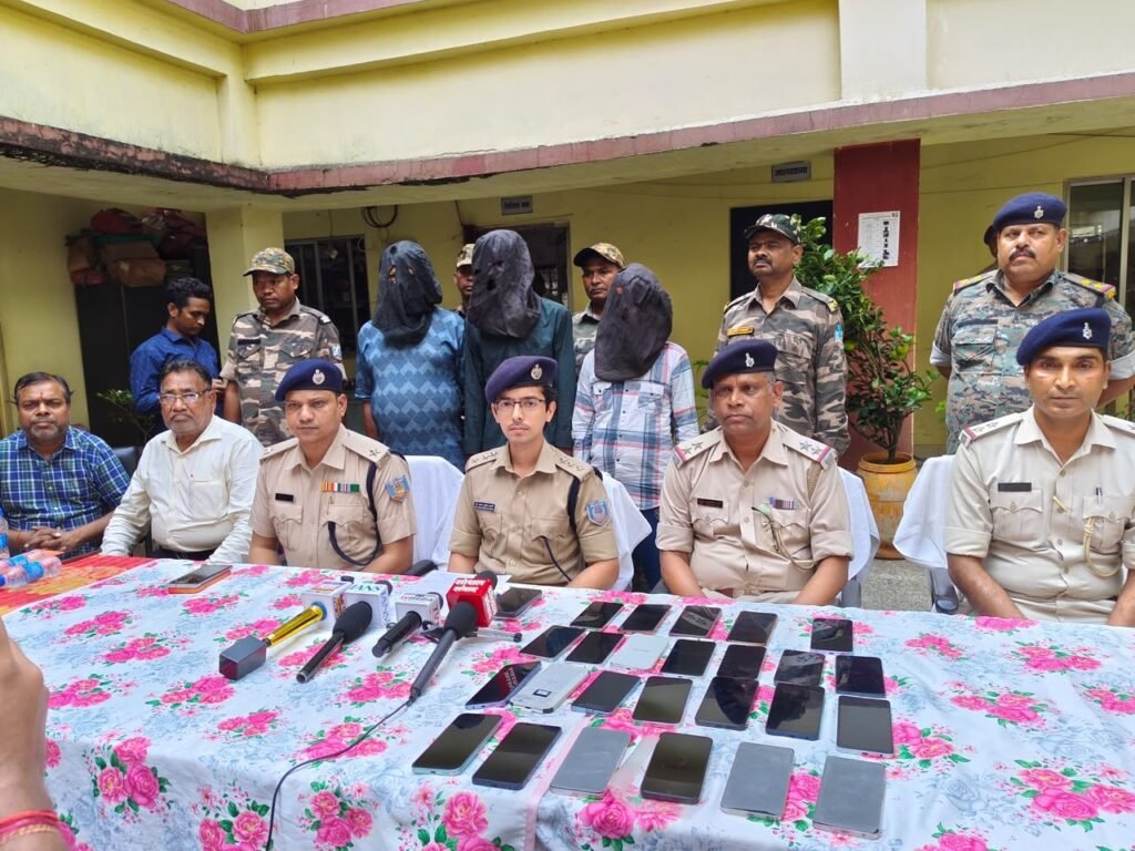 Chakradharpur News: चक्रधरपुर में मोबाइल दुकान चोरी का खुलासा, नेपाल से 3 आरोपी गिरफ्तार