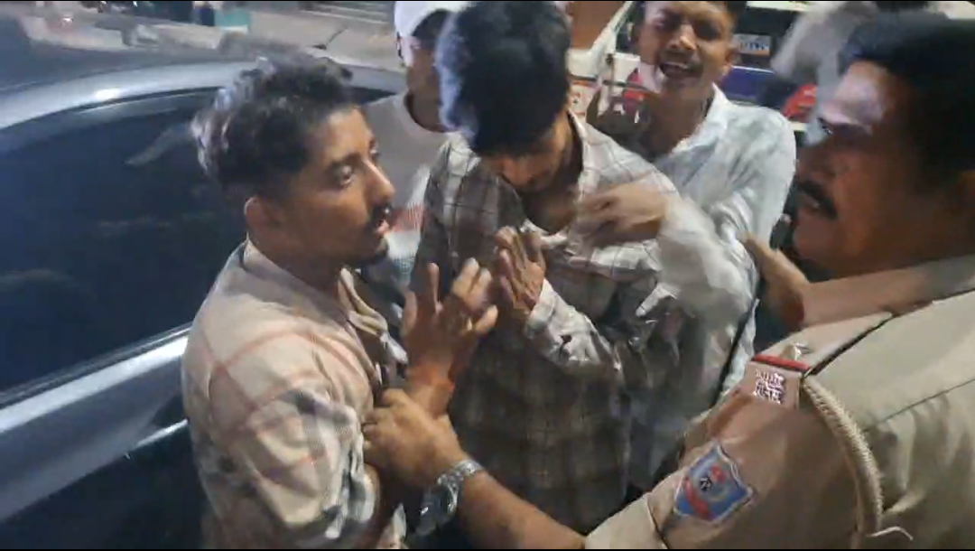 Jamshedpur News: साकची में आधी रात पांच युवकों का हंगामा, राहगीरों से मारपीट का आरोप; पुलिस ने पकड़ा